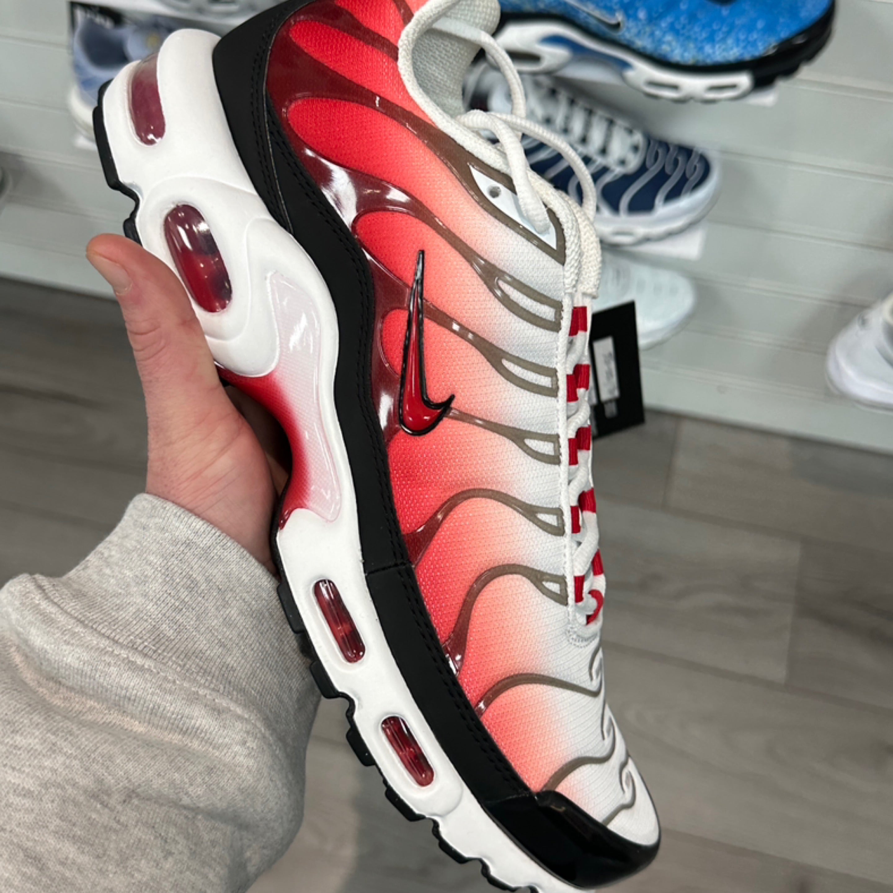 nike tn red and white